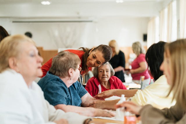 2. ¿Qué servicios ofrece la residencia a los ancianos?
