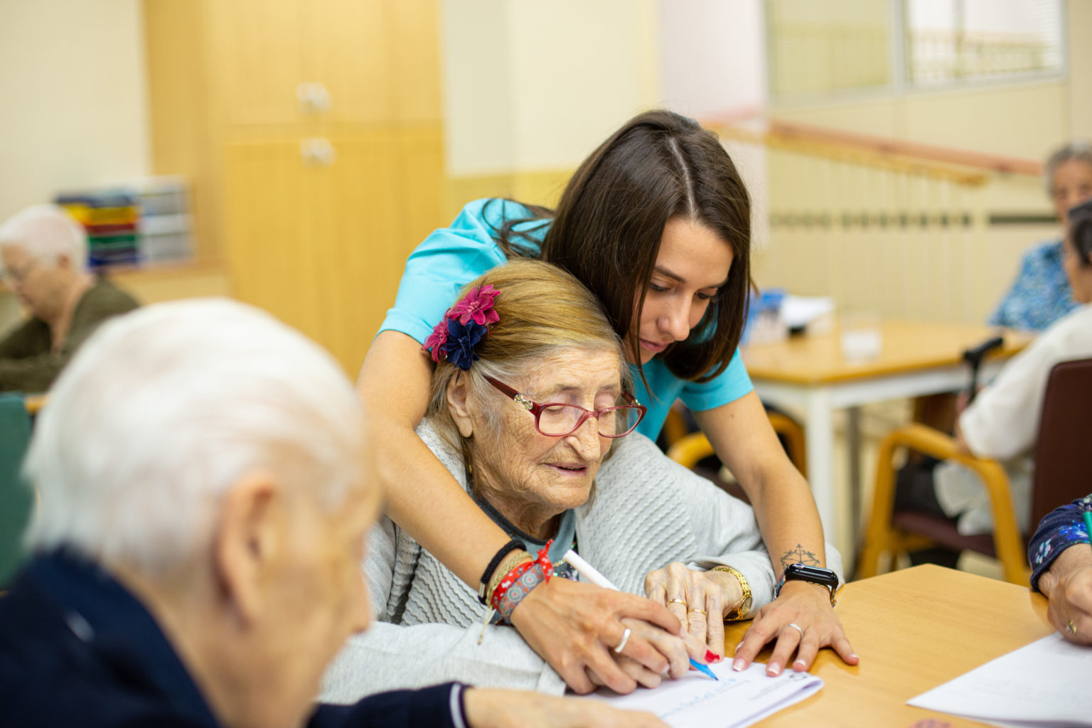 2. ¿Qué servicios y actividades ofrece esta residencia para el bienestar de los ancianos?